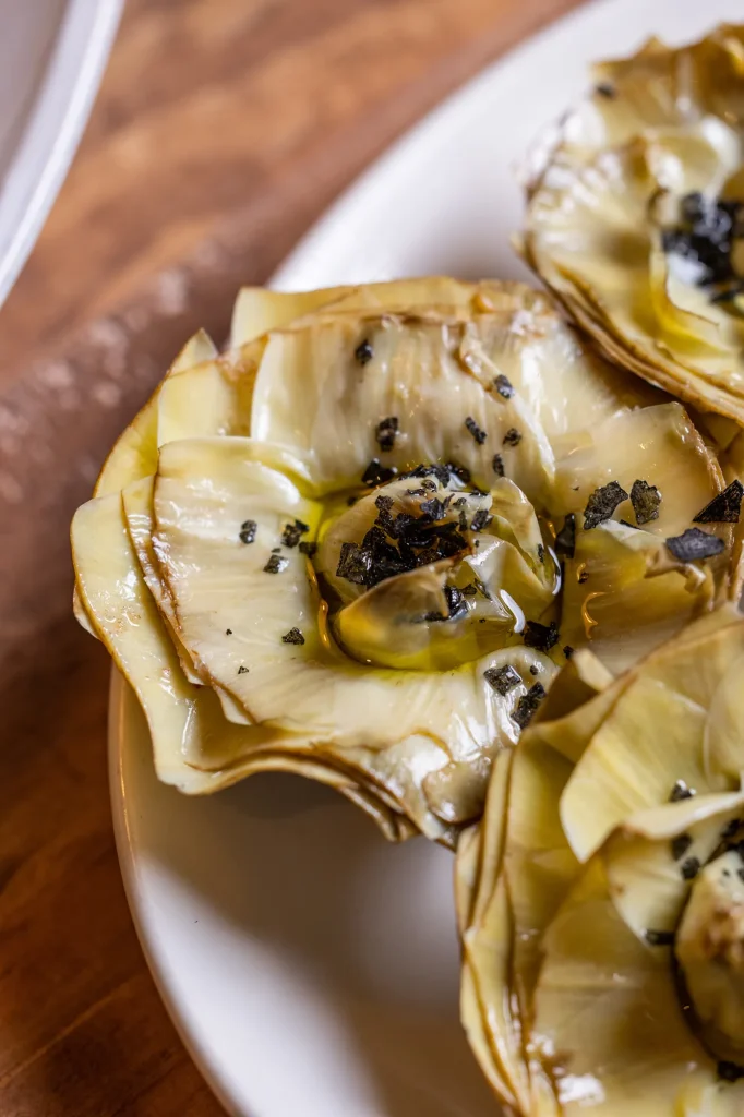 Alcachofas tempranas puestas en flor con trufa negra y aceite de oliva en El Huerto de Floren Domezain