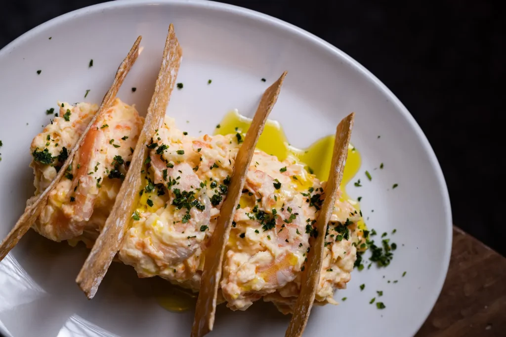 Ensaladilla rusa Floren con langostinos y crujiente de pan, especialidad de El Huerto de Floren Domezain