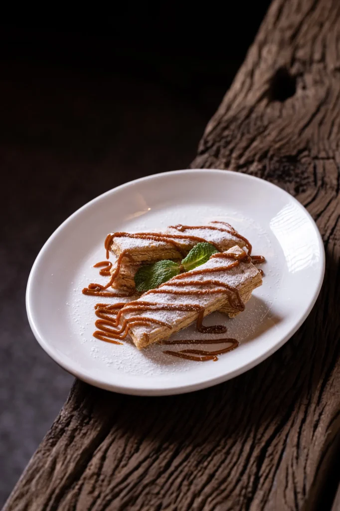 Pastel ruso con dulce de leche y azúcar glas, postre del restaurante El Huerto de Floren Domezain