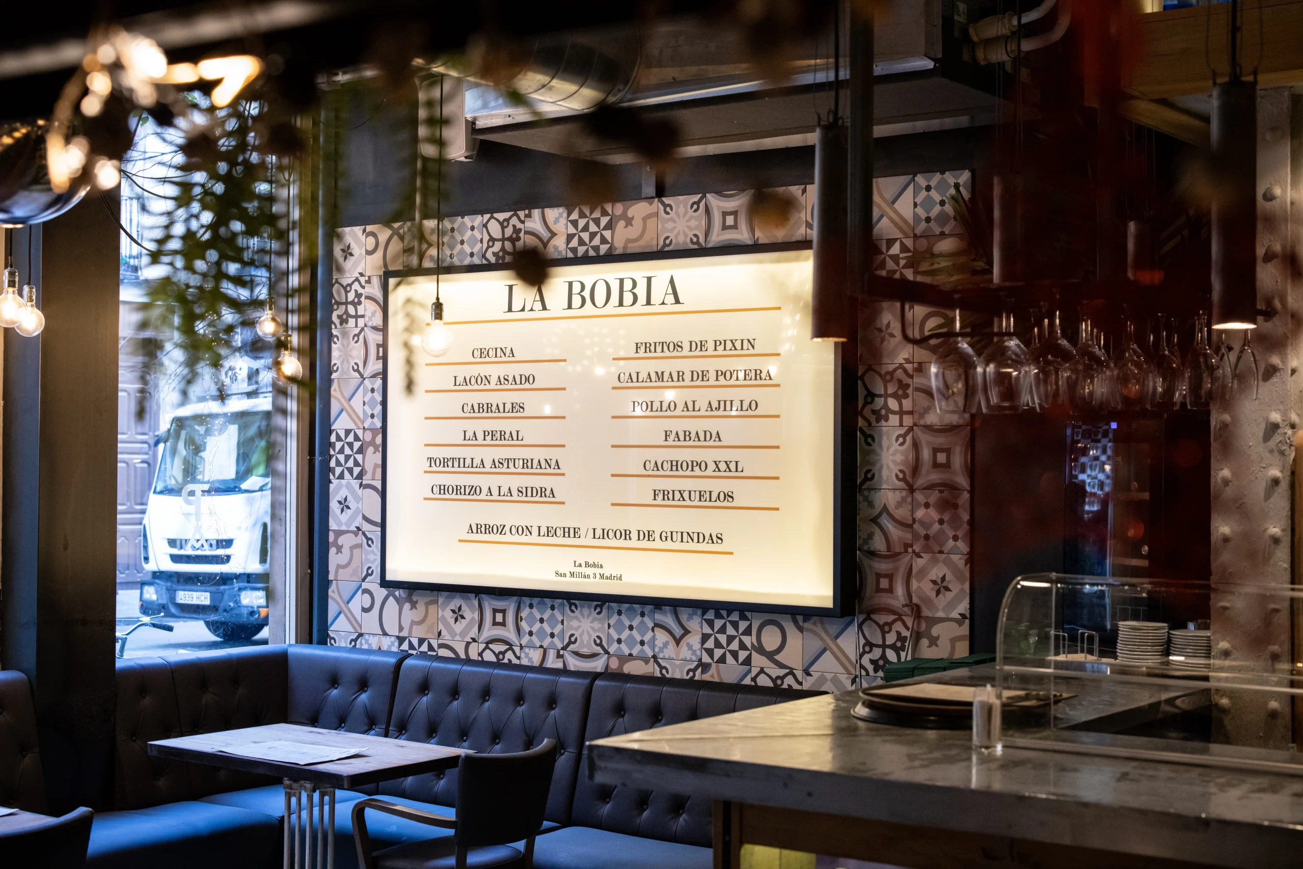Interior de La 
  Bobia Original, sidrería y restaurante asturiano en La Latina, Madrid
