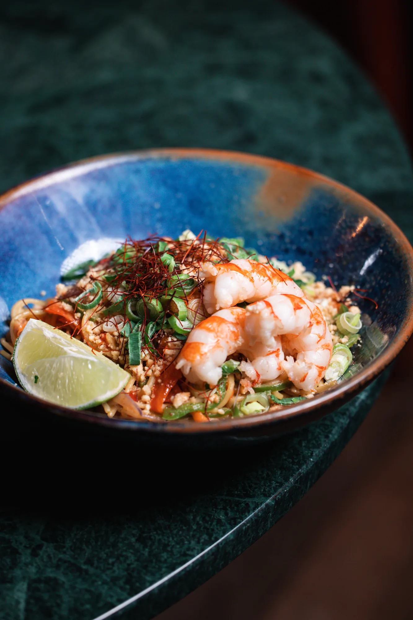 Noodles al wok 
  con langostinos