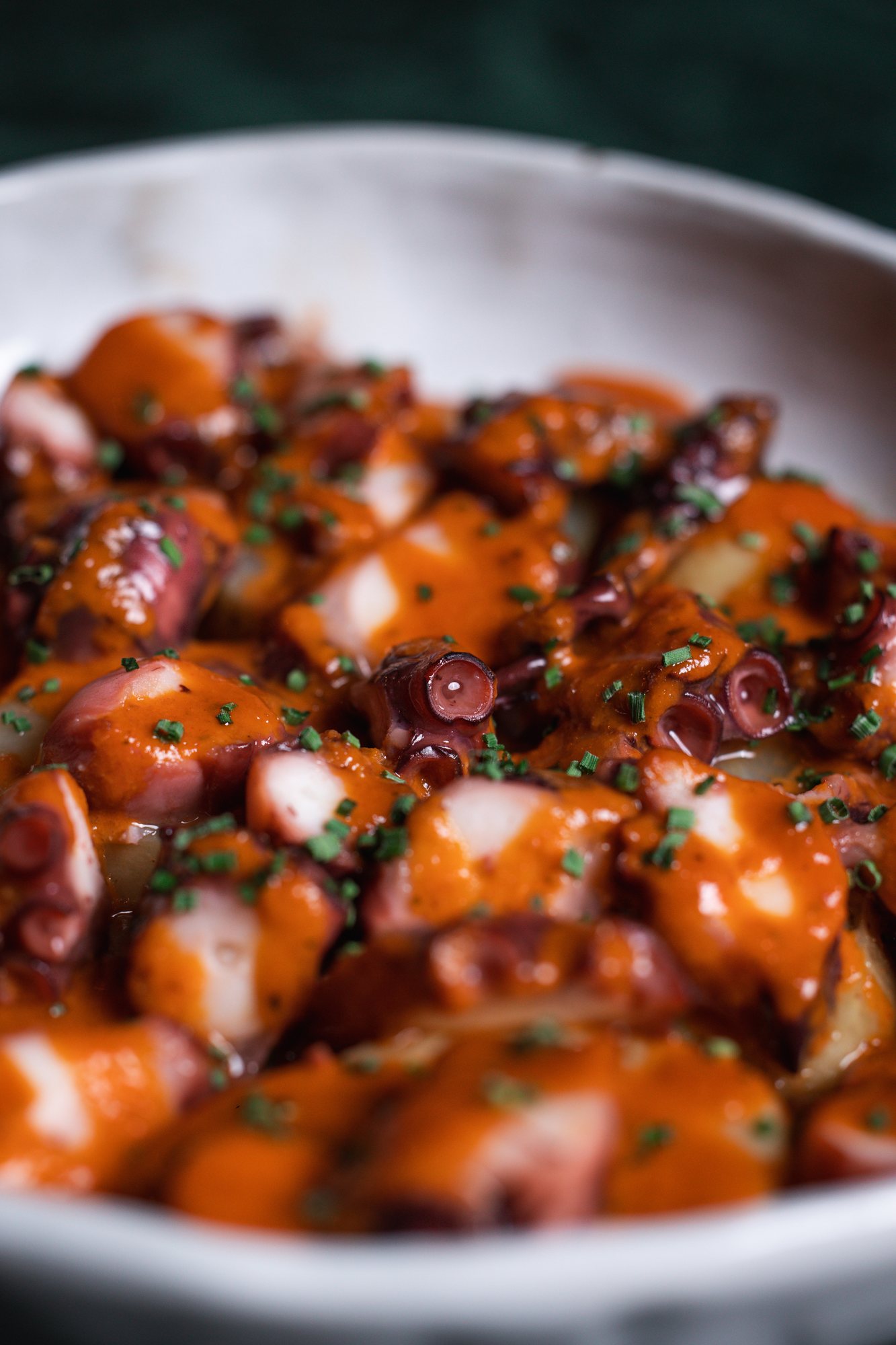 Pulpo a la 
  brasa con mojo rojo nikkei de Raimunda